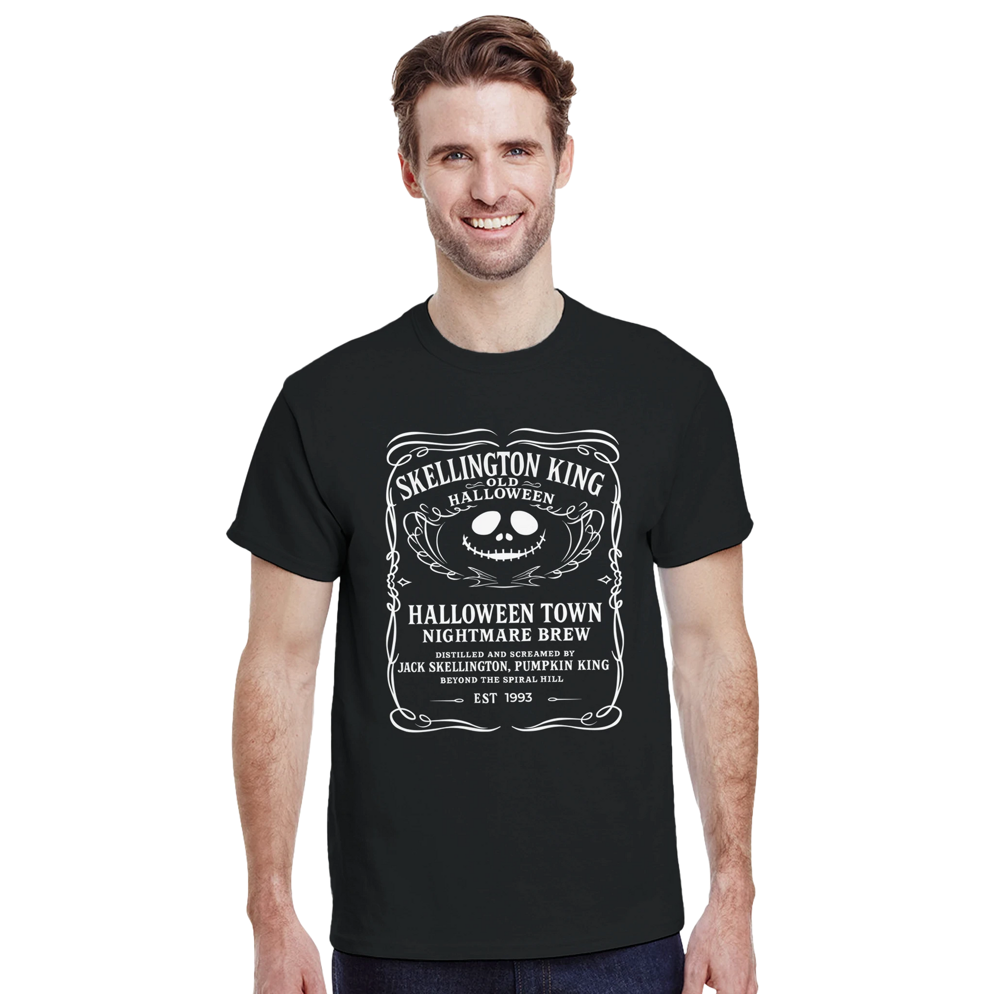 Detalle del torso de modelo con camiseta friki navideña Halloween Brew Edition, se aprecia la etiqueta vintage completa