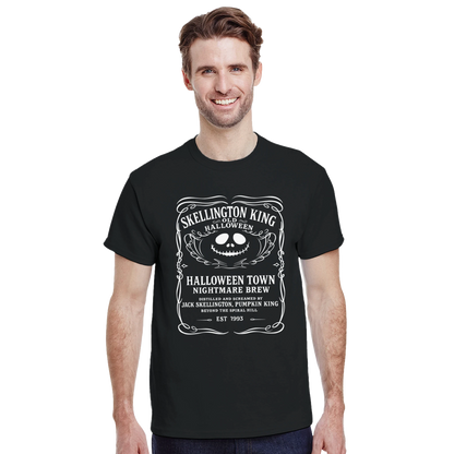 Detalle del torso de modelo con camiseta friki navideña Halloween Brew Edition, se aprecia la etiqueta vintage completa