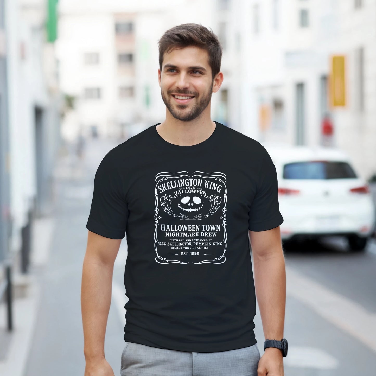 Modelo hombre de perfil tres cuartos luciendo camiseta Halloween Brew Edition, diseño vintage oscuro para Navidad alternativa