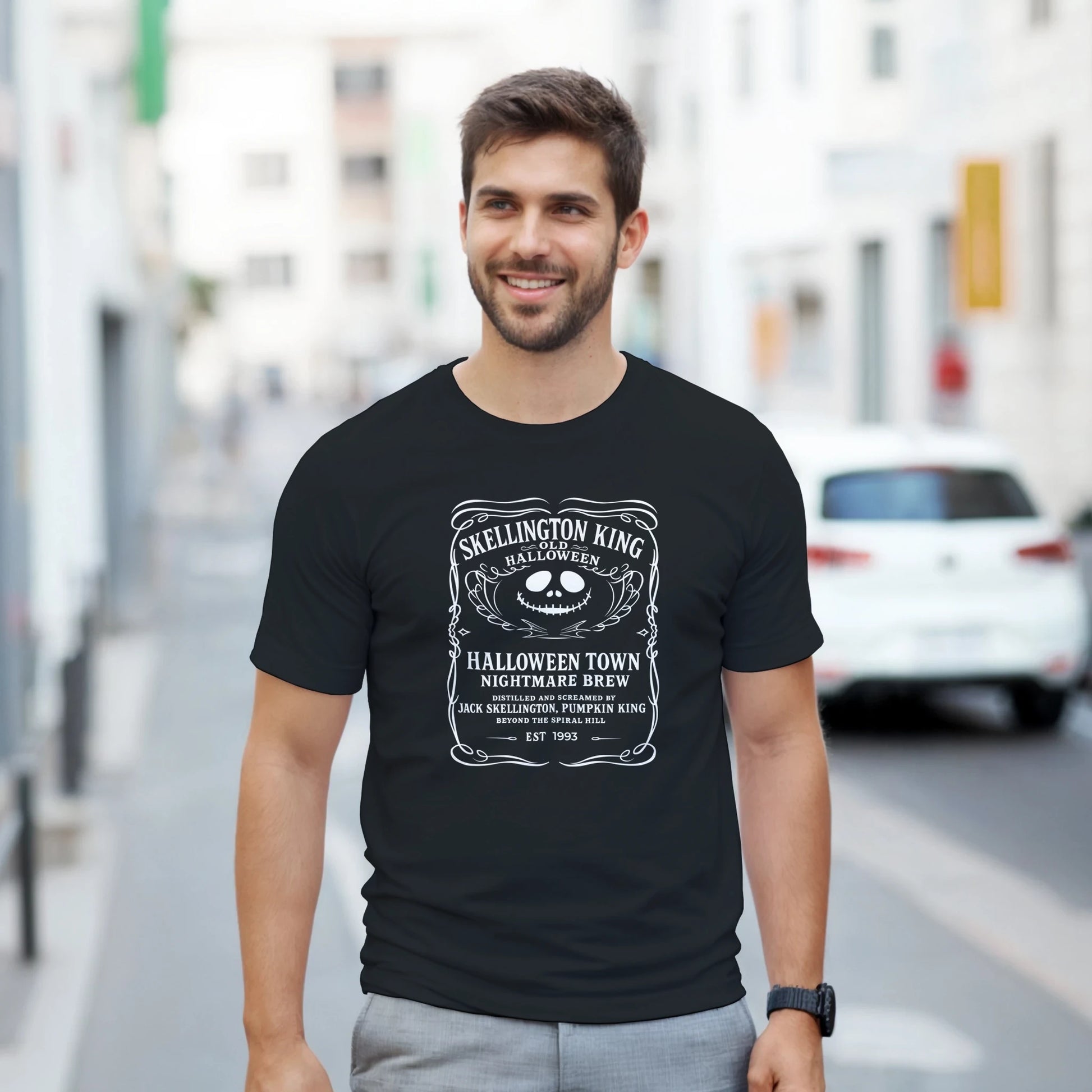 Modelo hombre de perfil tres cuartos luciendo camiseta Halloween Brew Edition, diseño vintage oscuro para Navidad alternativa
