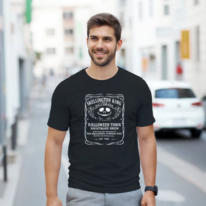 Modelo hombre de perfil tres cuartos luciendo camiseta Halloween Brew Edition, diseño vintage oscuro para Navidad alternativa