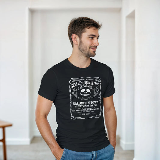 Modelo hombre con camiseta friki navideña Halloween Brew Edition negra, diseño de etiqueta esquelética en el centro del pecho