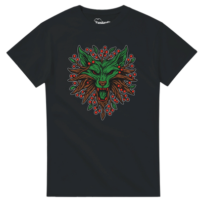 Vista en tres cuartos de la camiseta Lobo Espíritu Invernal, diseño navideño salvaje con hojas y raíces
