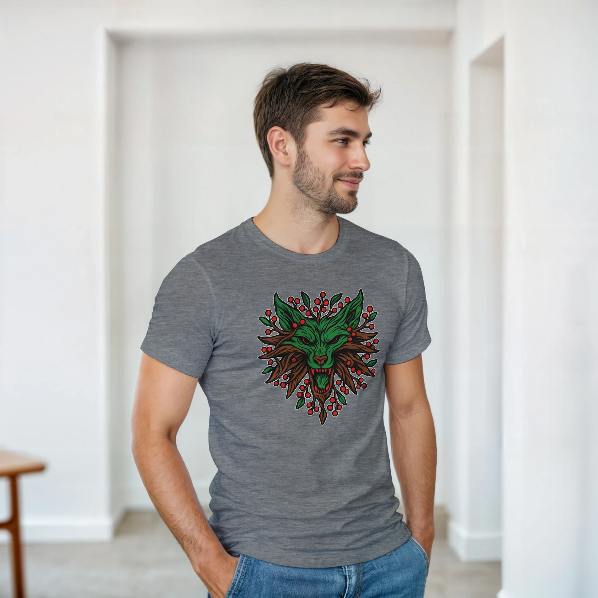 Modelo hombre en vista tres cuartos luciendo camiseta Lobo Espíritu Invernal, estética navideña tribal