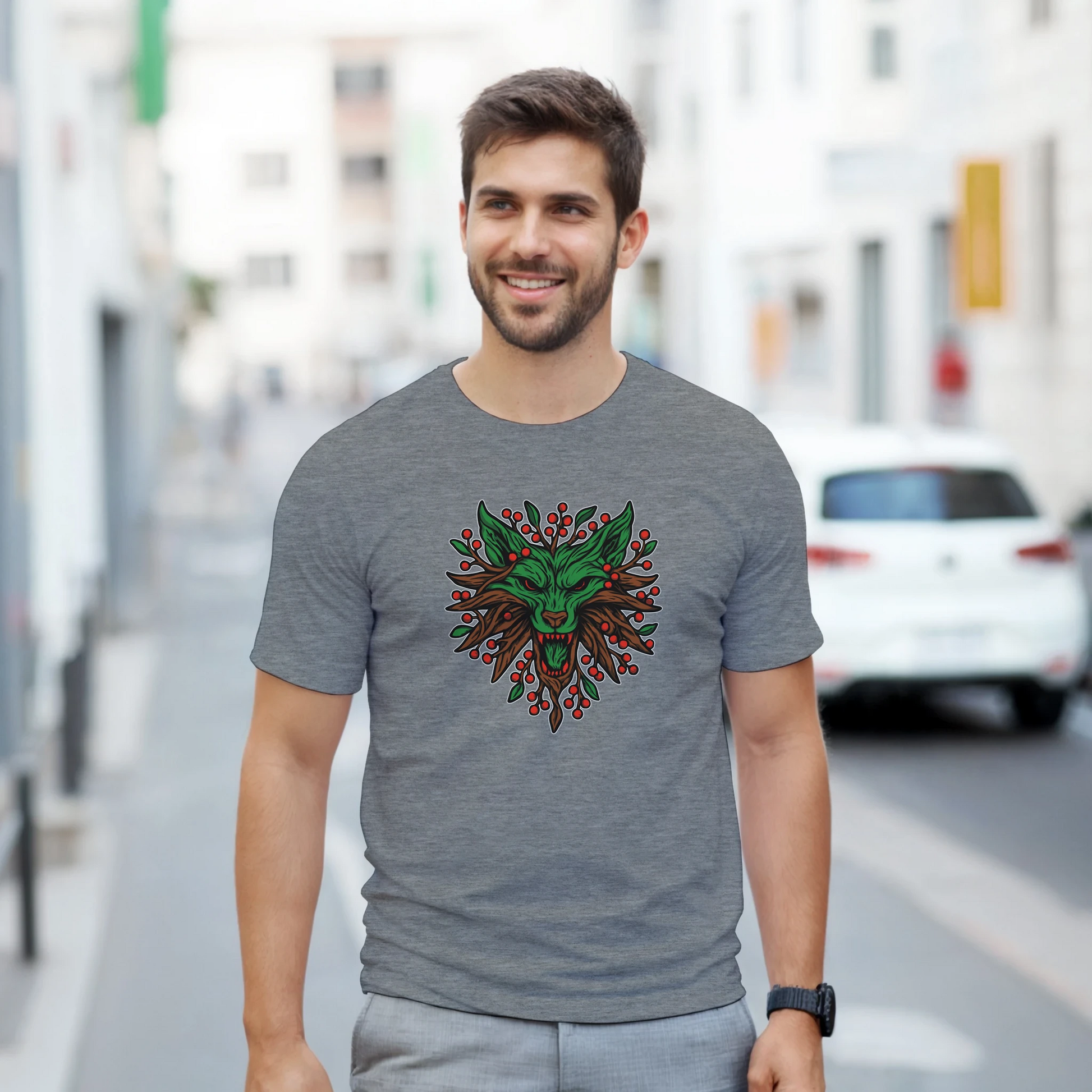 Modelo al aire libre con camiseta Lobo Espíritu Invernal, diseño invernal de hojas y raíces
