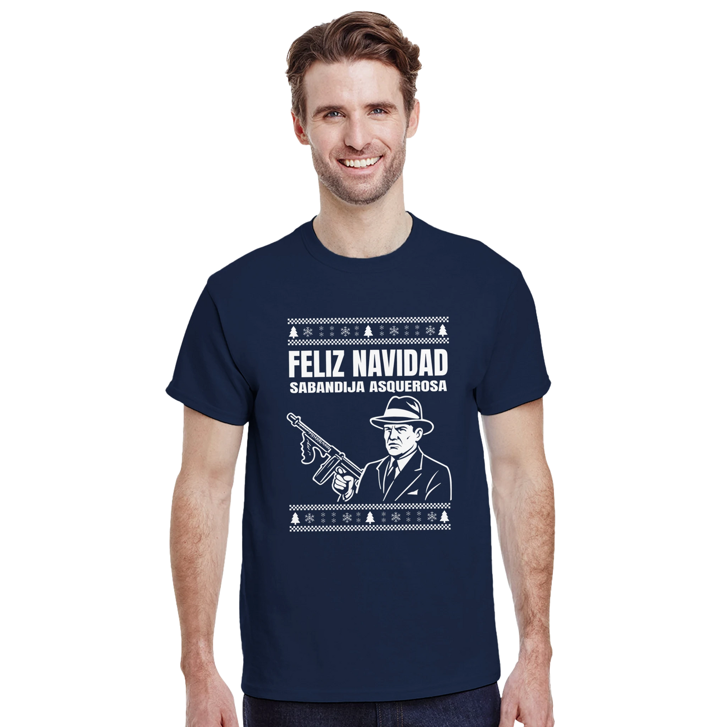 Modelo vistiendo camiseta friki navideña “Sabandija Asquerosa”