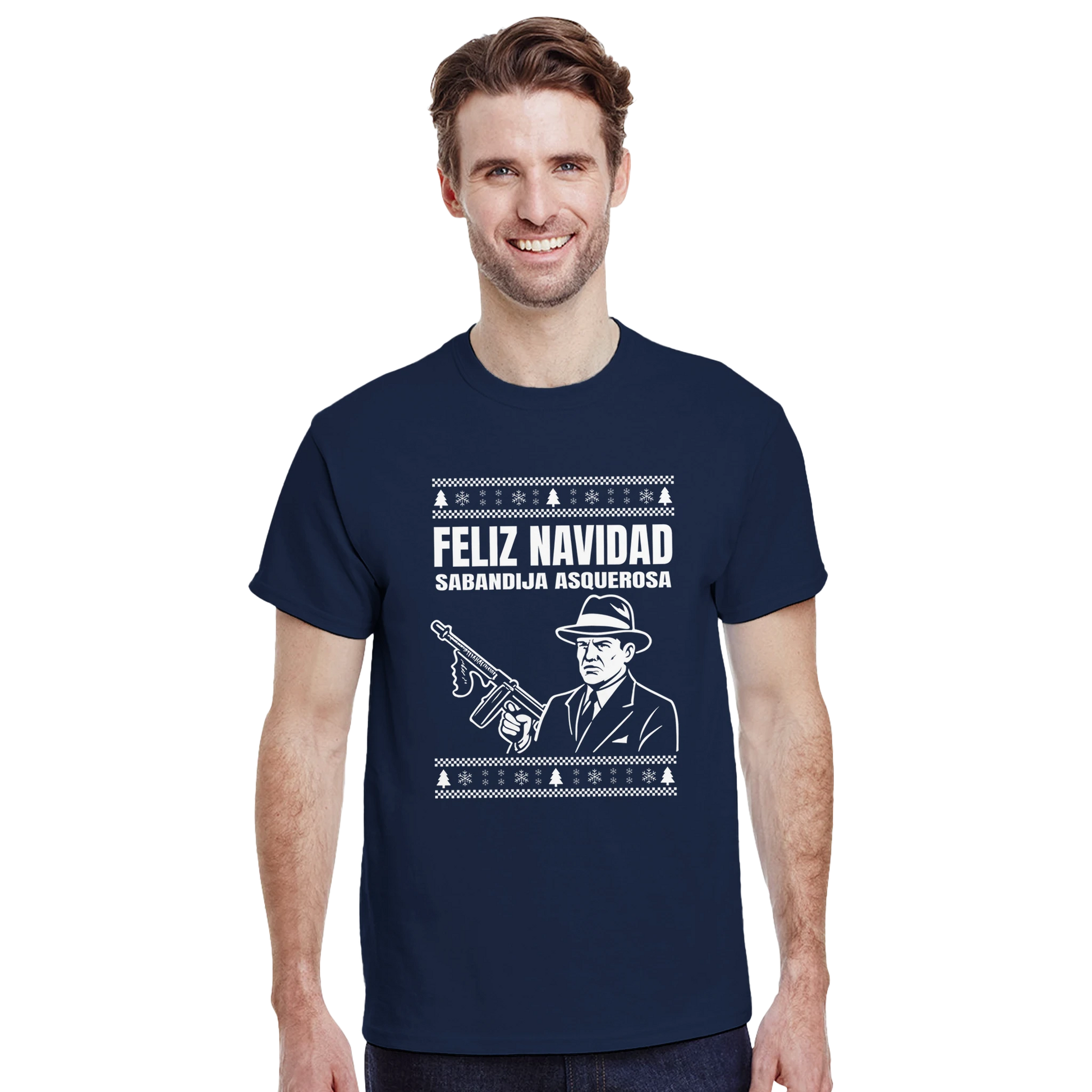 Modelo vistiendo camiseta friki navideña “Sabandija Asquerosa”