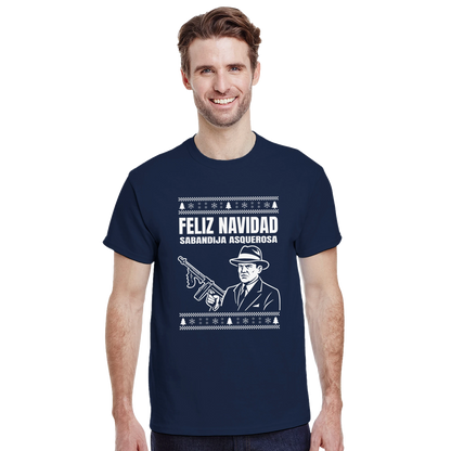 Modelo vistiendo camiseta friki navideña “Sabandija Asquerosa”
