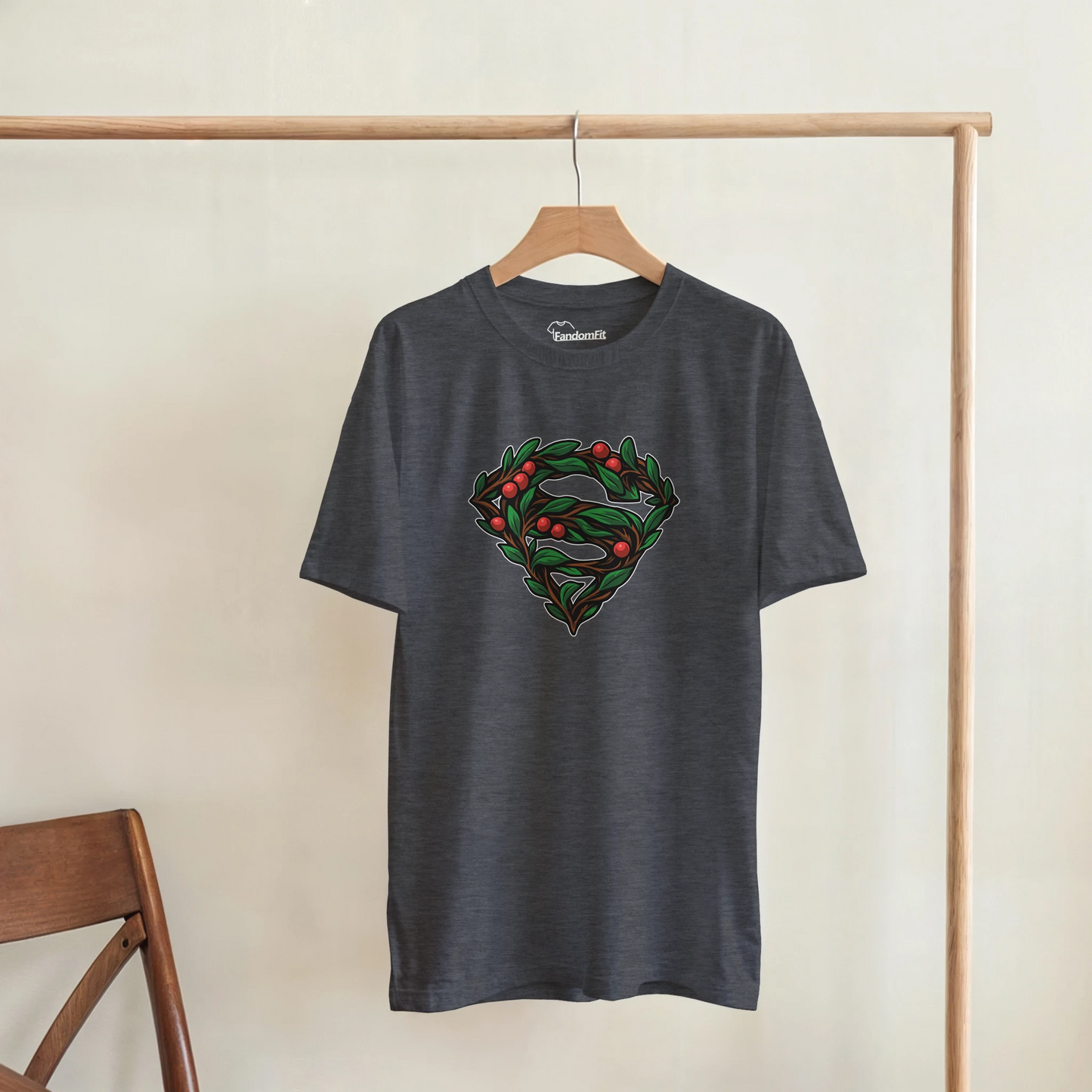 Camiseta Símbolo de Hojas Super-Santa colgada en percha, emblema vegetal navideño con estética heroica