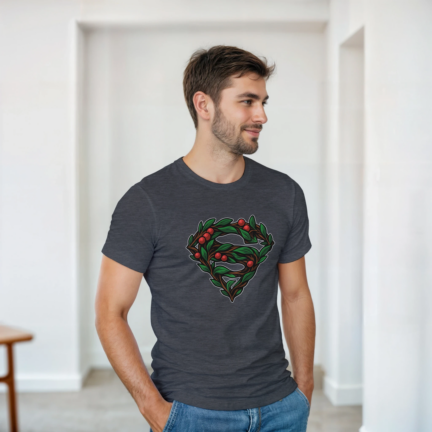 Modelo hombre tres cuartos luciendo camiseta Símbolo de Hojas Super-Santa, emblema navideño de hojas y bayas