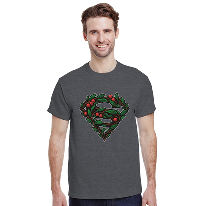 Modelo al aire libre con camiseta navideña friki Símbolo de Hojas Super-Santa, diseño vegetal festivo