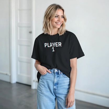 Look gamer con camiseta retro Player 1 de estilo glitch arcade – FandomFit