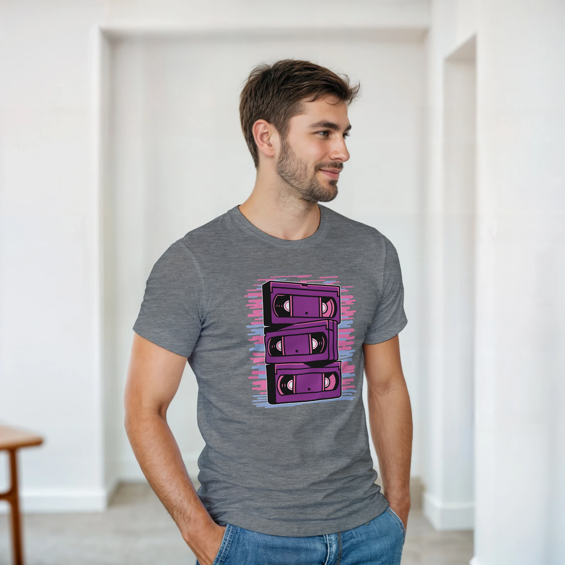 Modelo vistiendo camiseta retro 80s VHS con estética nostálgica – FandomFit