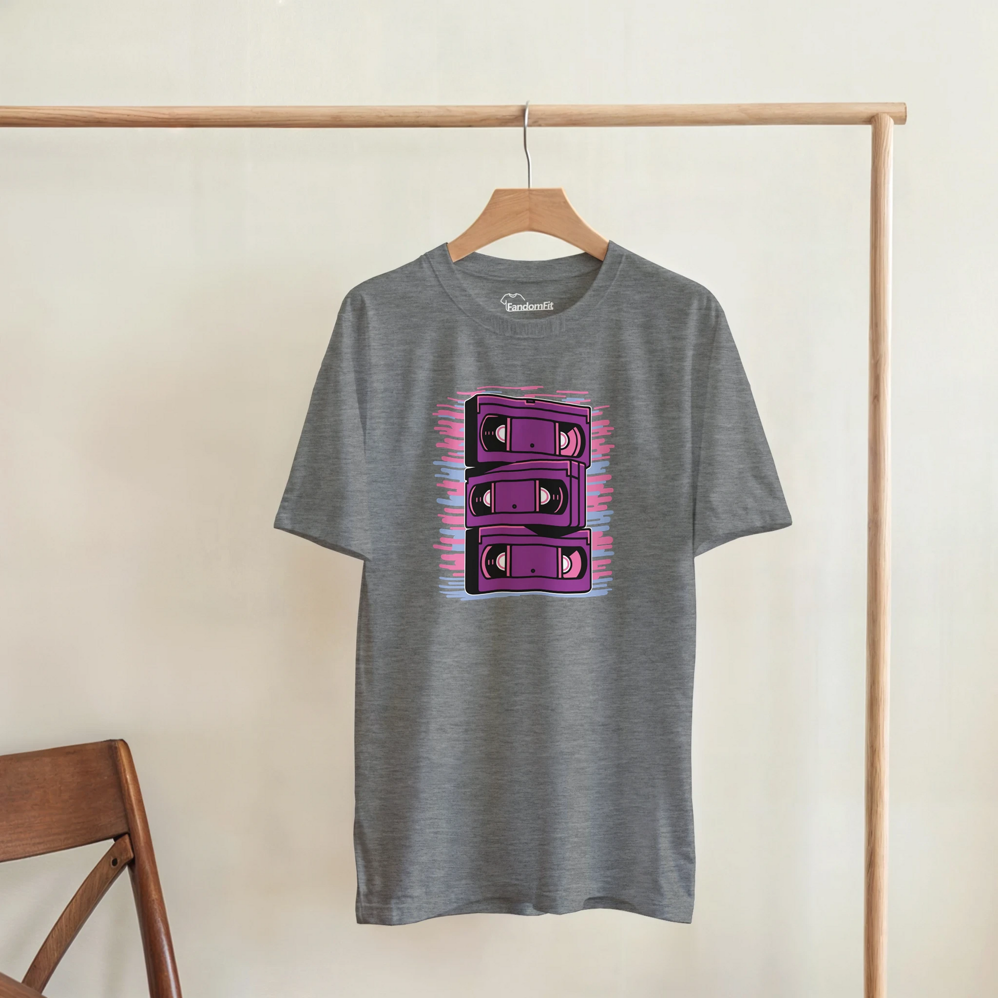 Camiseta retro 80s VHS con estética neón ochentera – FandomFit