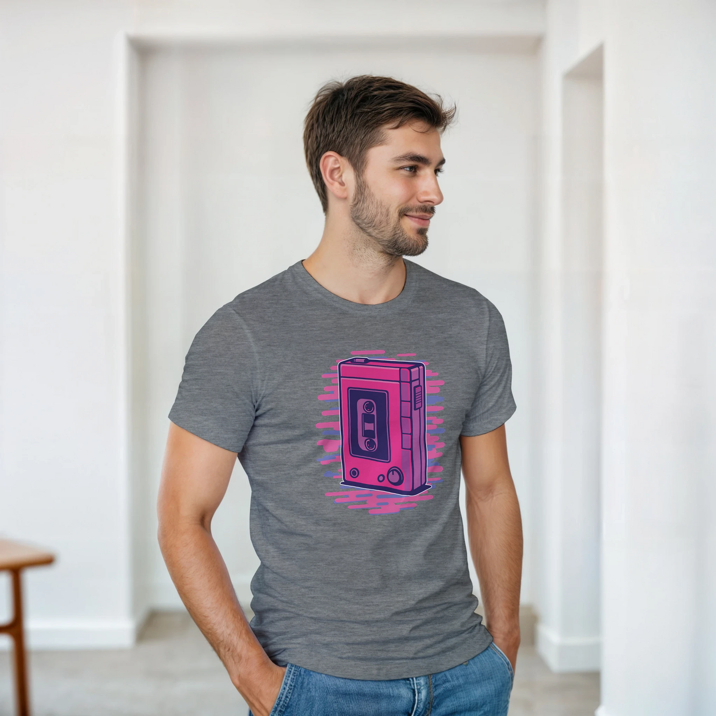 Modelo vistiendo camiseta retro 80s Walkman con estética ochentera – FandomFit