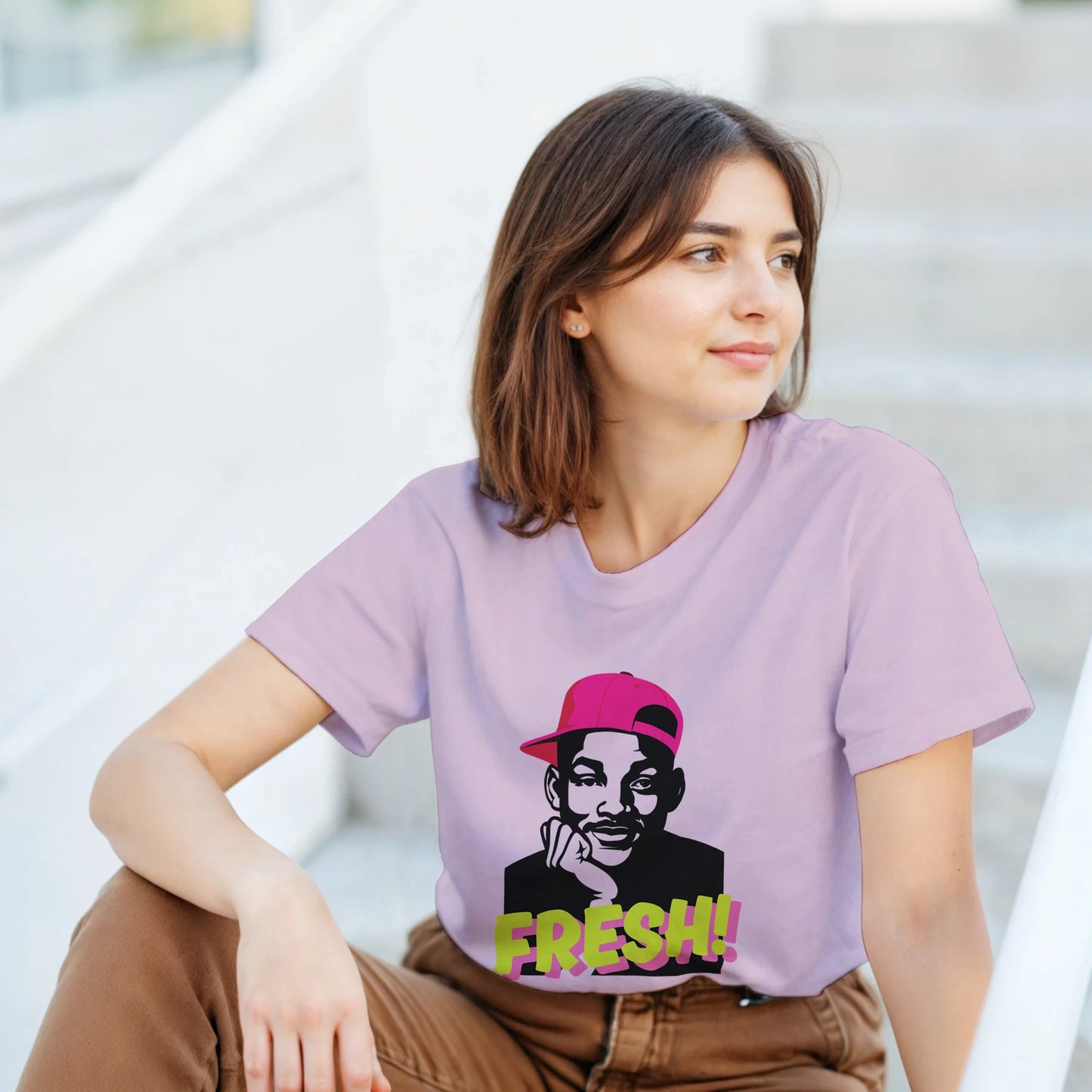 Modelo vistiendo camiseta retro 90s FRESH! de estética urbana – FandomFit