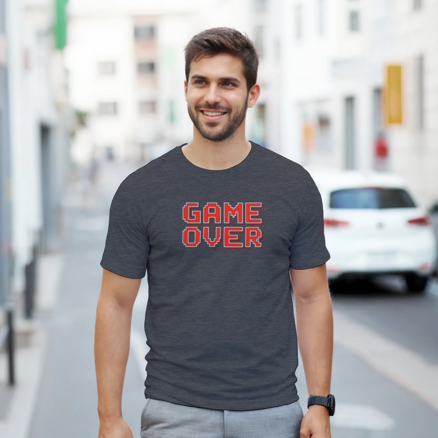 Modelo luciendo camiseta Game Over de estilo pixel art ochentero – FandomFit