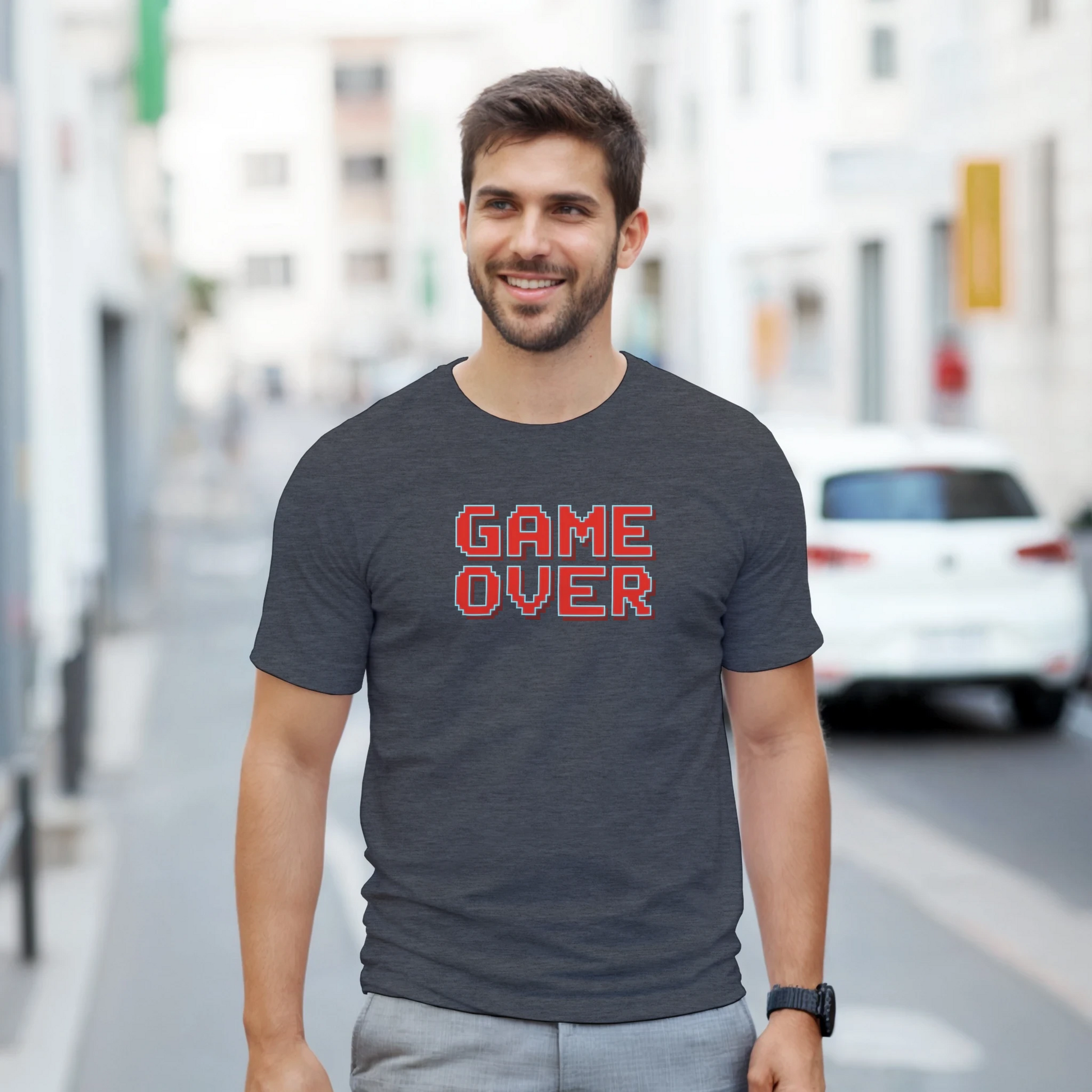 Modelo luciendo camiseta Game Over de estilo pixel art ochentero – FandomFit