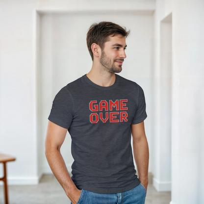 Camiseta Game Over con diseño pixel art y estética retro, modelo casual – FandomFit
