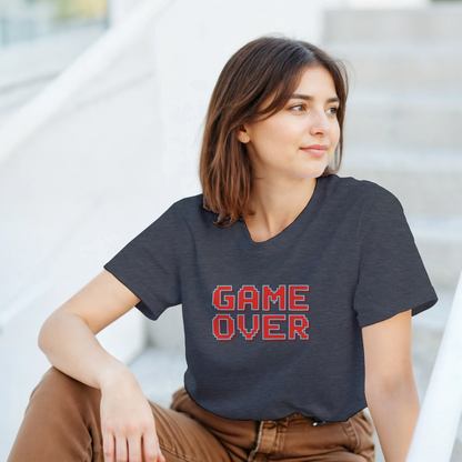 Modelo vistiendo camiseta retro Game Over de estilo pixel arcade – FandomFit