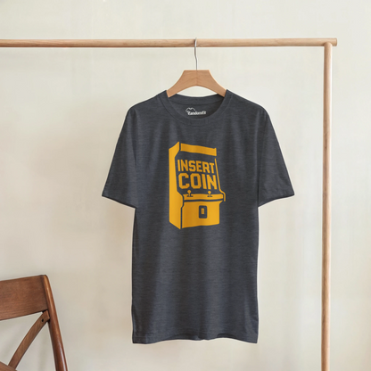 Detalle del diseño Insert Coin en camiseta retro arcade – FandomFit