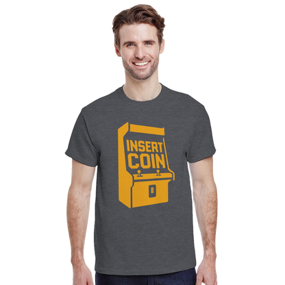 Camiseta retro Insert Coin con estética arcade y modelo casual – FandomFit