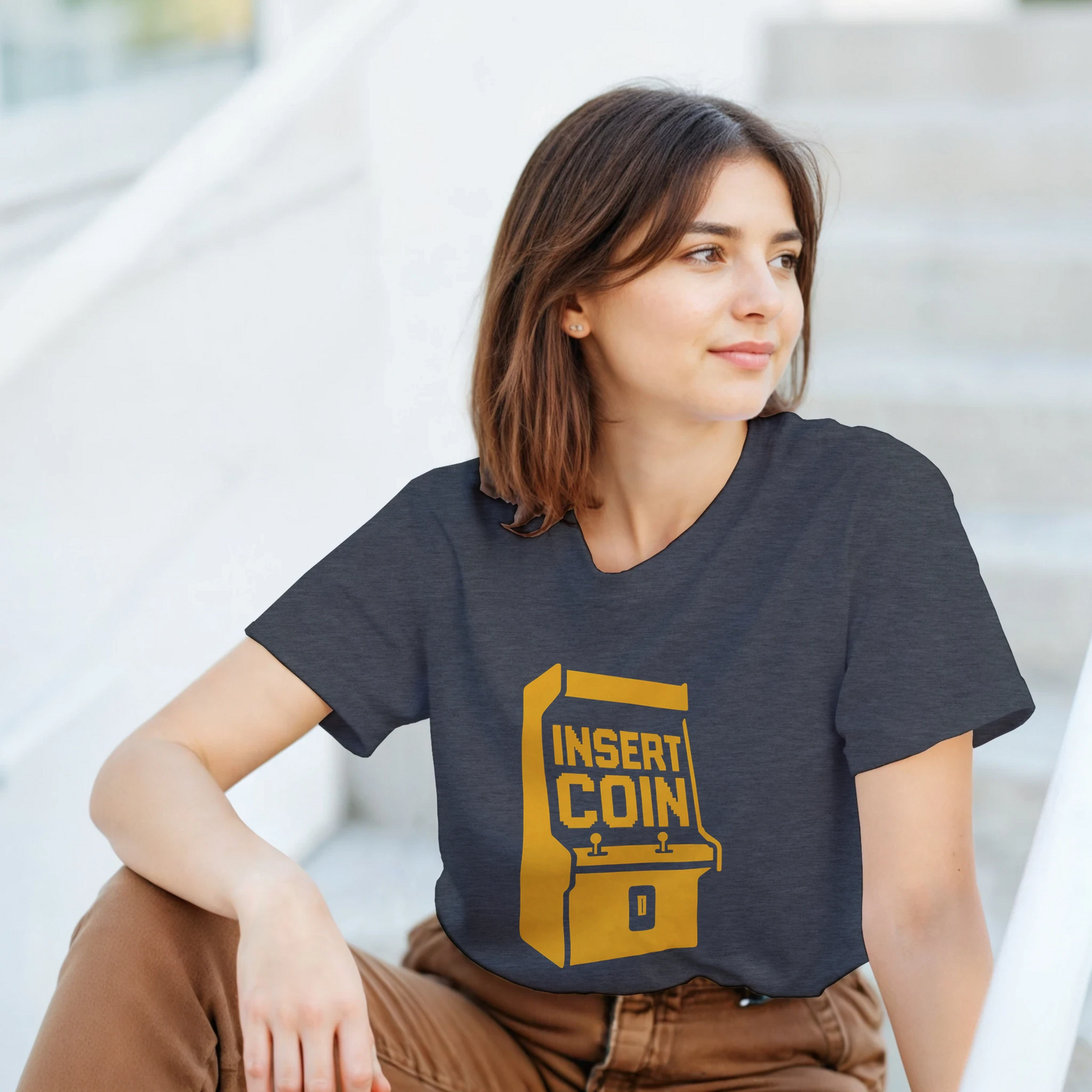 Modelo vistiendo camiseta retro Insert Coin de estilo arcade clásico – FandomFit