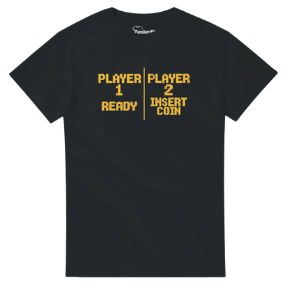 Camiseta retro Insert Coin con tipografía 8-bit y estética cooperativa gamer – FandomFit