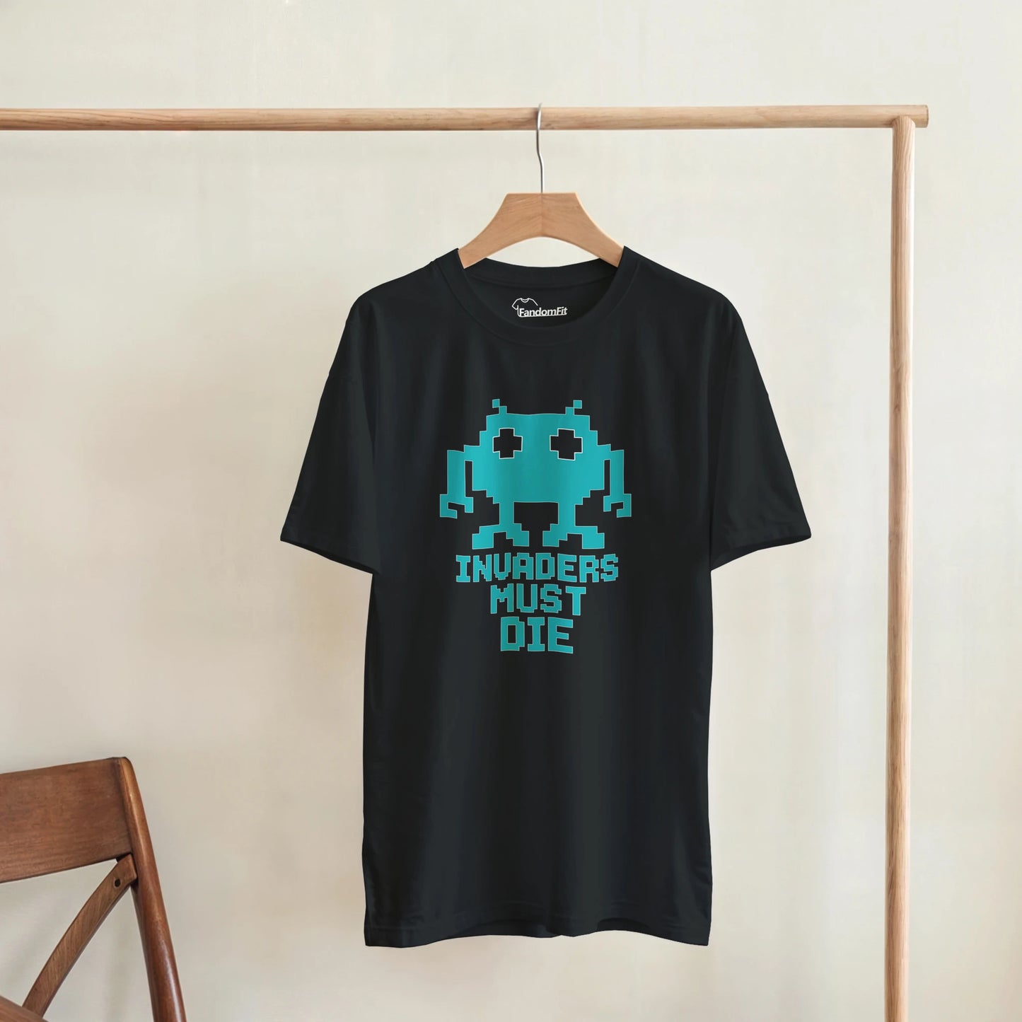 Detalle del diseño pixelado Invaders Must Die en camiseta retro – FandomFit