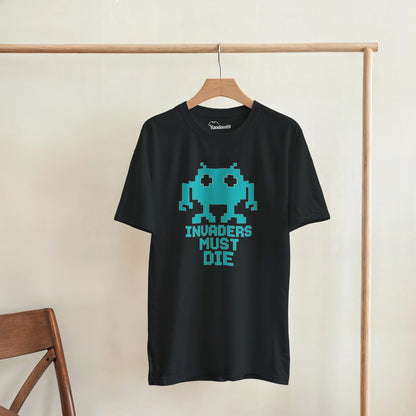 Detalle del diseño pixelado Invaders Must Die en camiseta retro – FandomFit