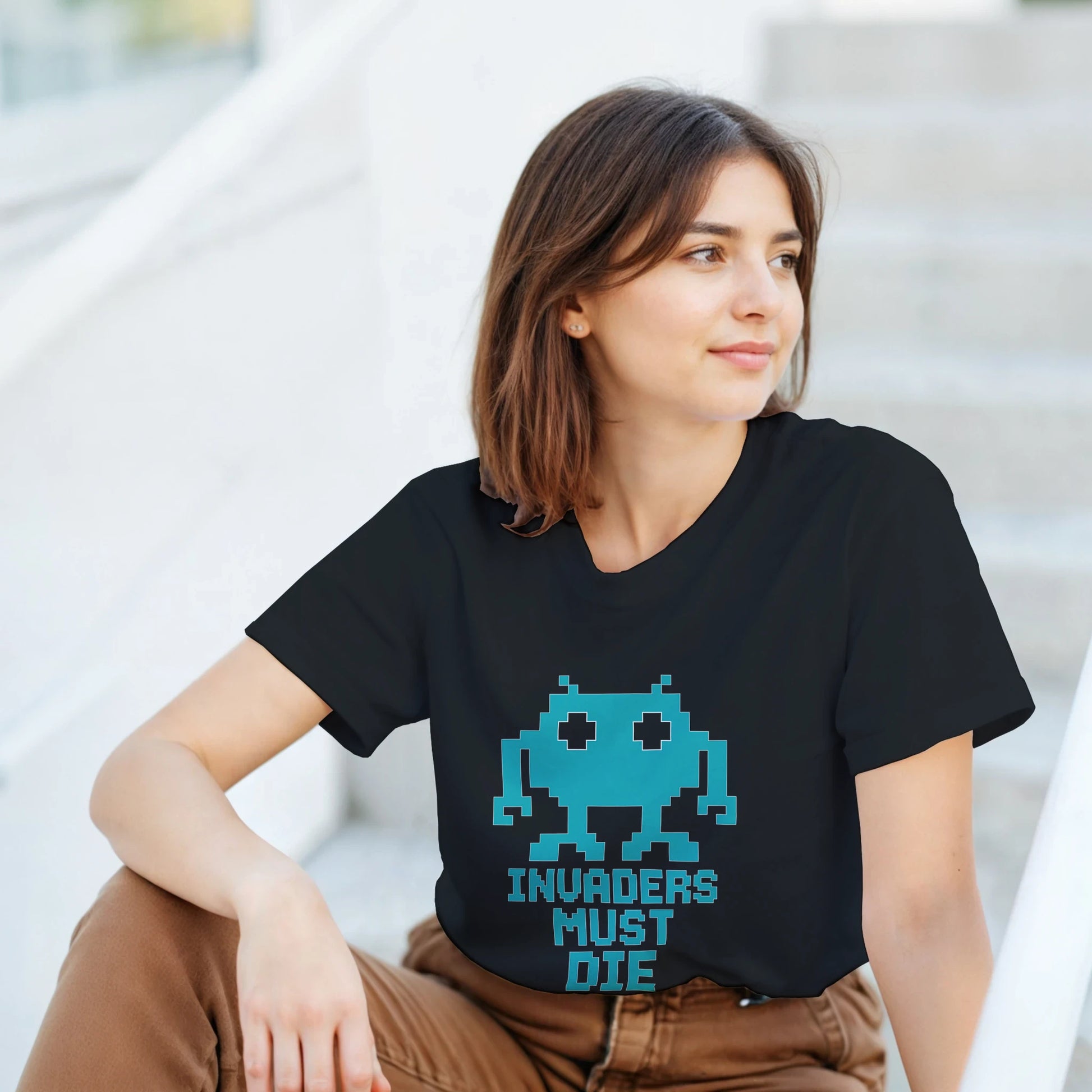 Modelo con camiseta Invaders Must Die retro de estilo arcade vintage – FandomFit