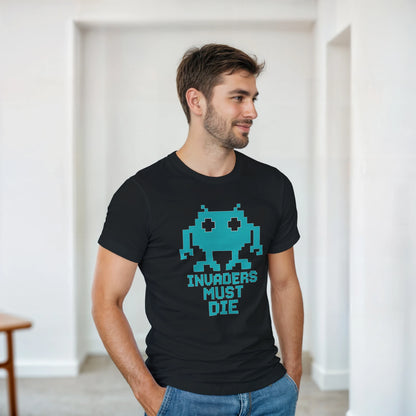 Camiseta Invaders Must Die con diseño pixel arcade y vibe ochentera – FandomFit