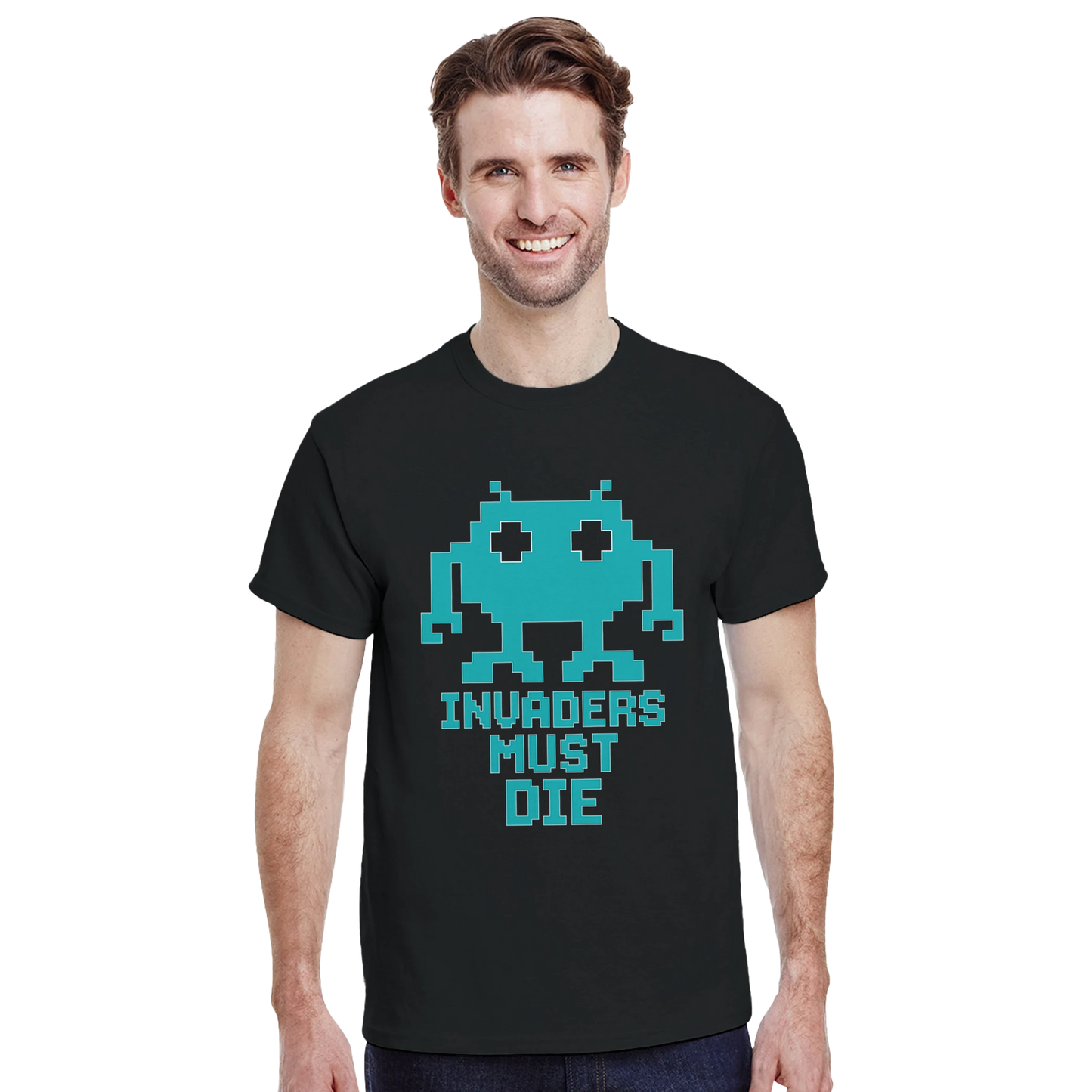 Modelo vistiendo camiseta retro Invaders Must Die con estética arcade – FandomFit