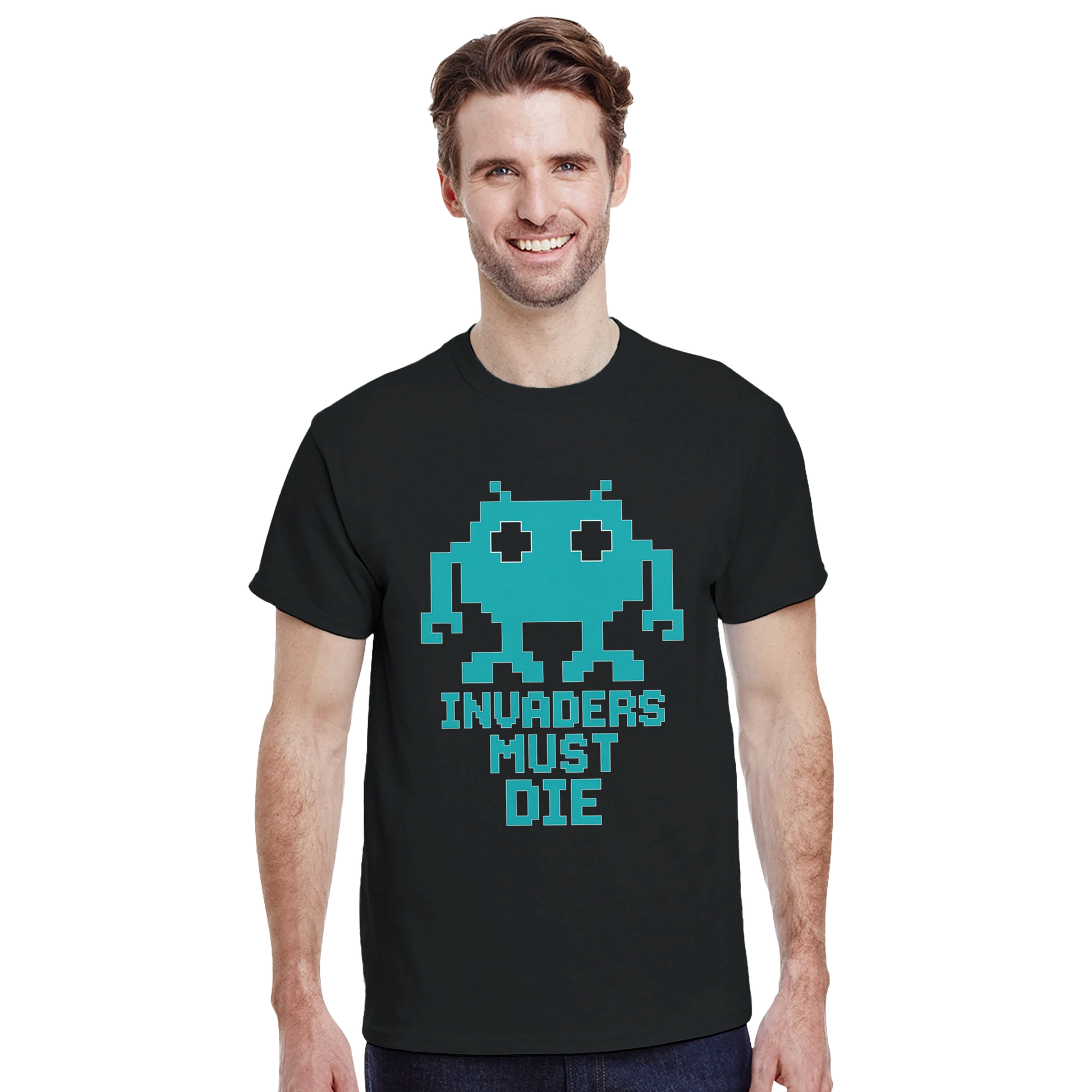 Modelo vistiendo camiseta retro Invaders Must Die con estética arcade – FandomFit