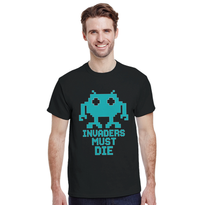 Modelo vistiendo camiseta retro Invaders Must Die con estética arcade – FandomFit