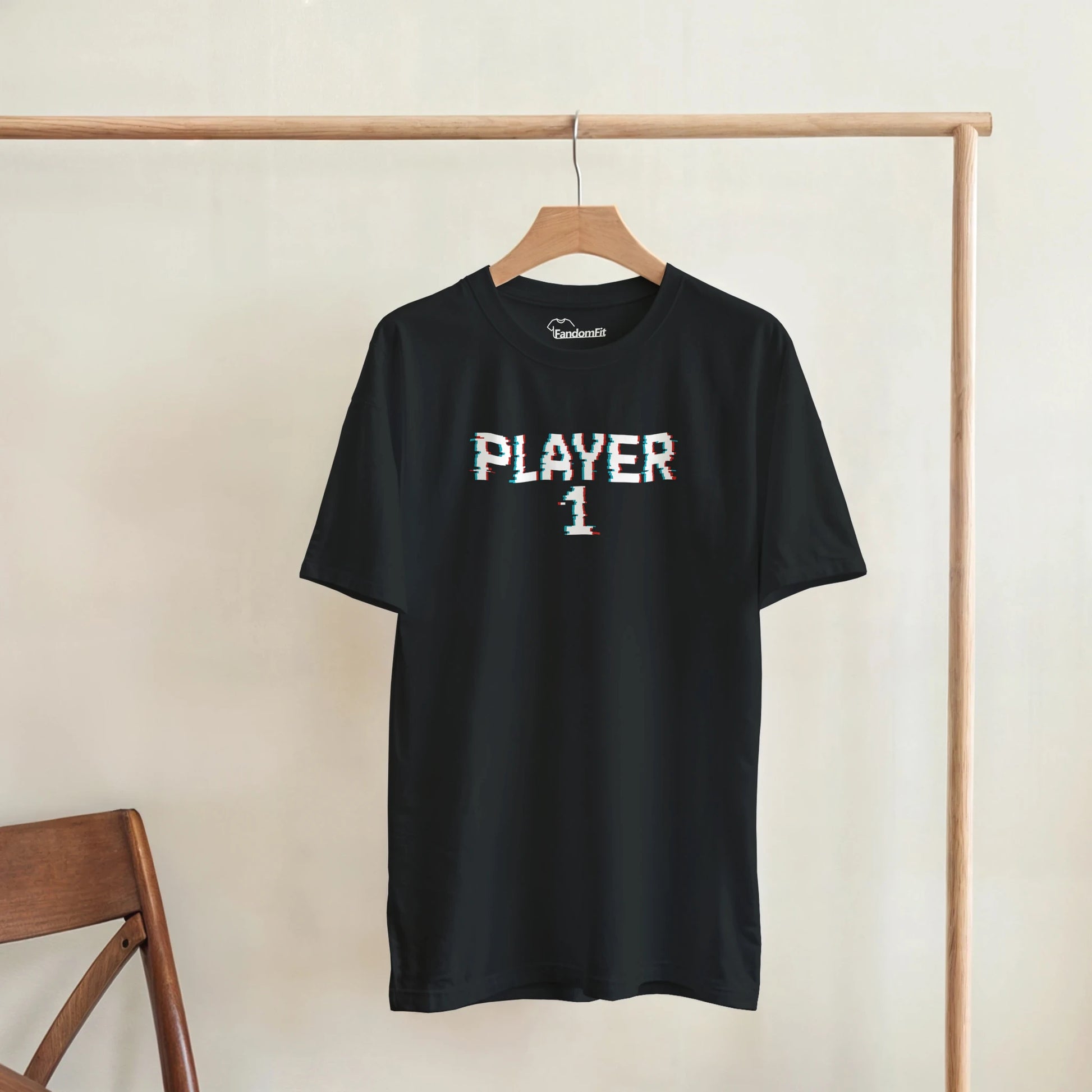 Detalle del logo Player 1 con efecto glitch en camiseta retro – FandomFit
