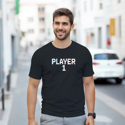 Modelo luciendo camiseta retro Player 1 con diseño glitch ochentero – FandomFit