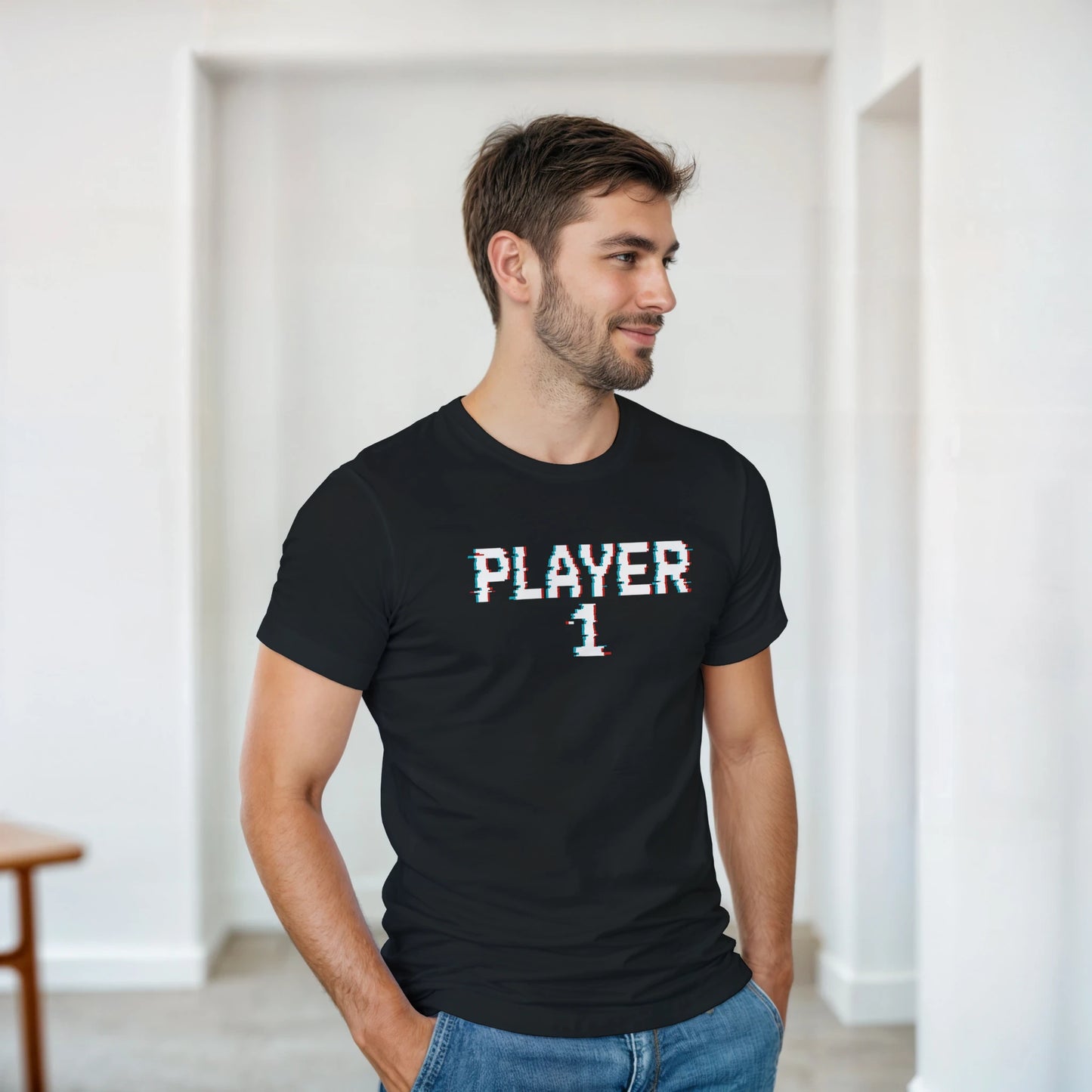 Camiseta Player 1 con efecto glitch y estética pixel arcade, modelo casual – FandomFit