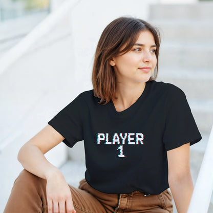 Modelo vistiendo camiseta retro Player 1 con diseño glitch arcade – FandomFit