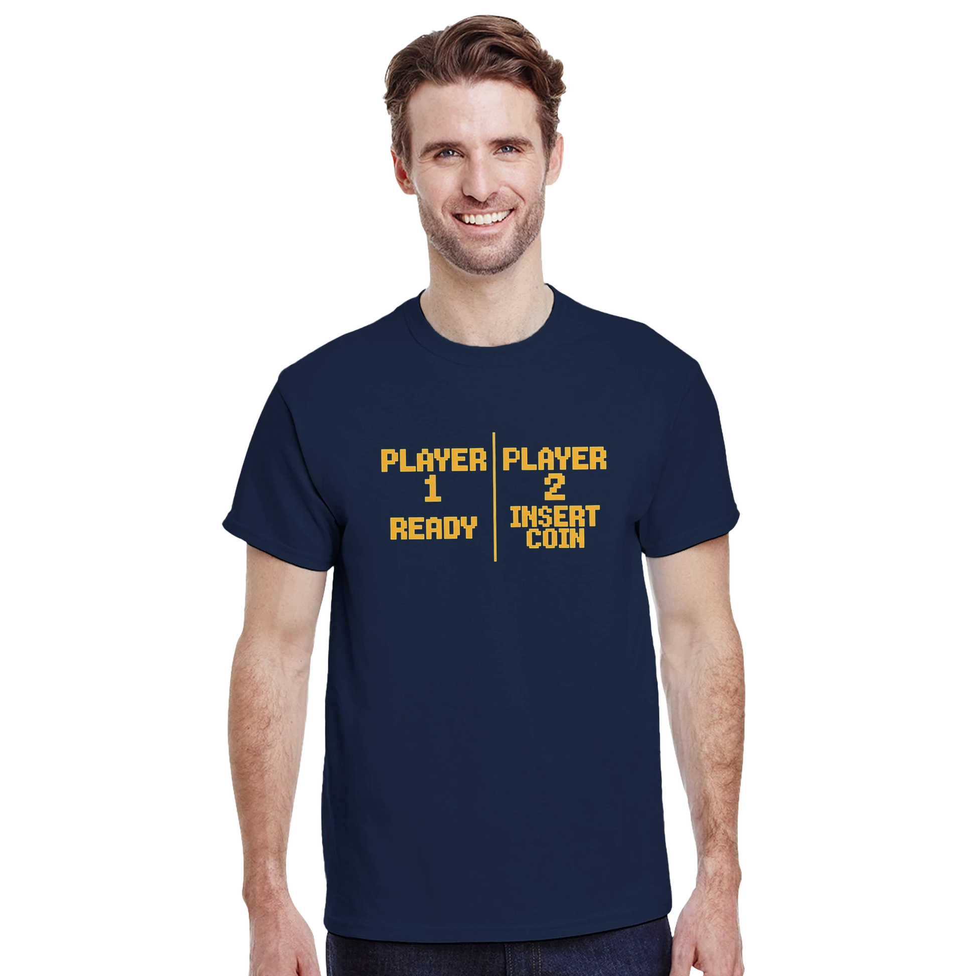 Modelo luciendo camiseta retro Player 1 / Player 2 con efecto Insert Coin – FandomFit