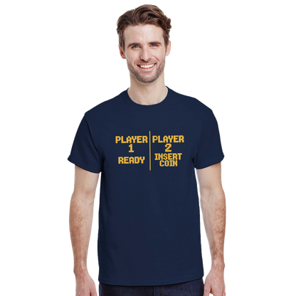 Modelo luciendo camiseta retro Player 1 / Player 2 con efecto Insert Coin – FandomFit