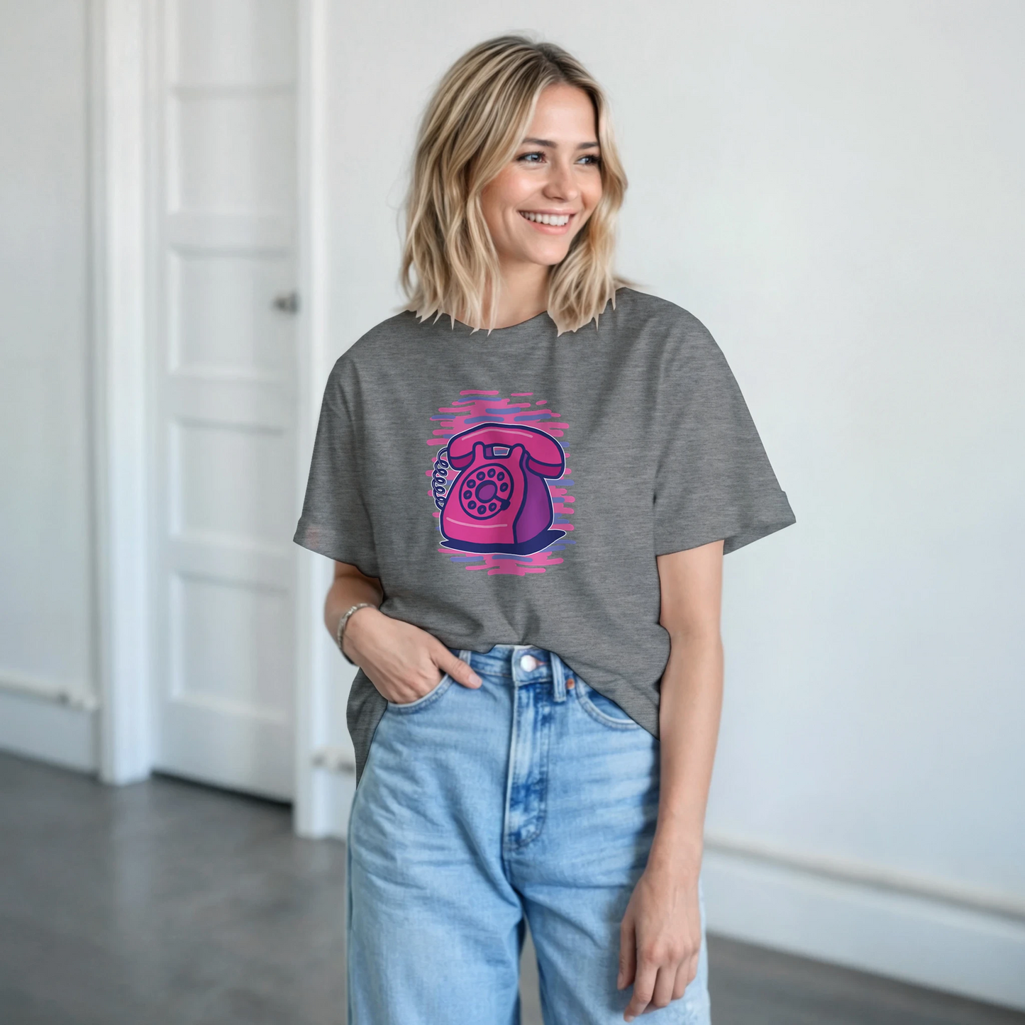 Modelo luciendo camiseta retro Teléfono 80s con estilo friki vintage – FandomFit