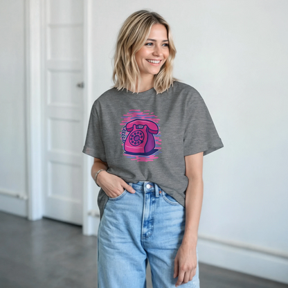 Modelo luciendo camiseta retro Teléfono 80s con estilo friki vintage – FandomFit