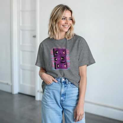 Modelo luciendo camiseta retro VHS 80s de moda friki nostálgica – FandomFit