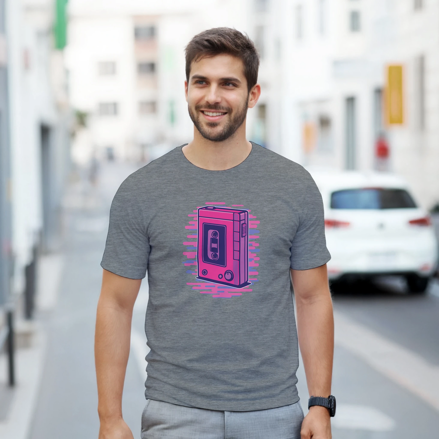 Modelo luciendo camiseta retro 80s Walkman de moda friki nostálgica – FandomFit
