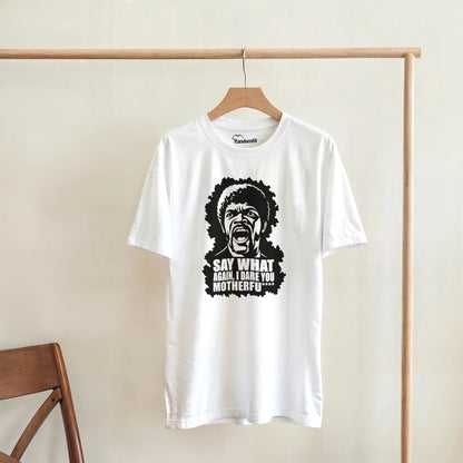 Detalle del diseño Say WHAT?! color blanco con tipografía vintage – FandomFit