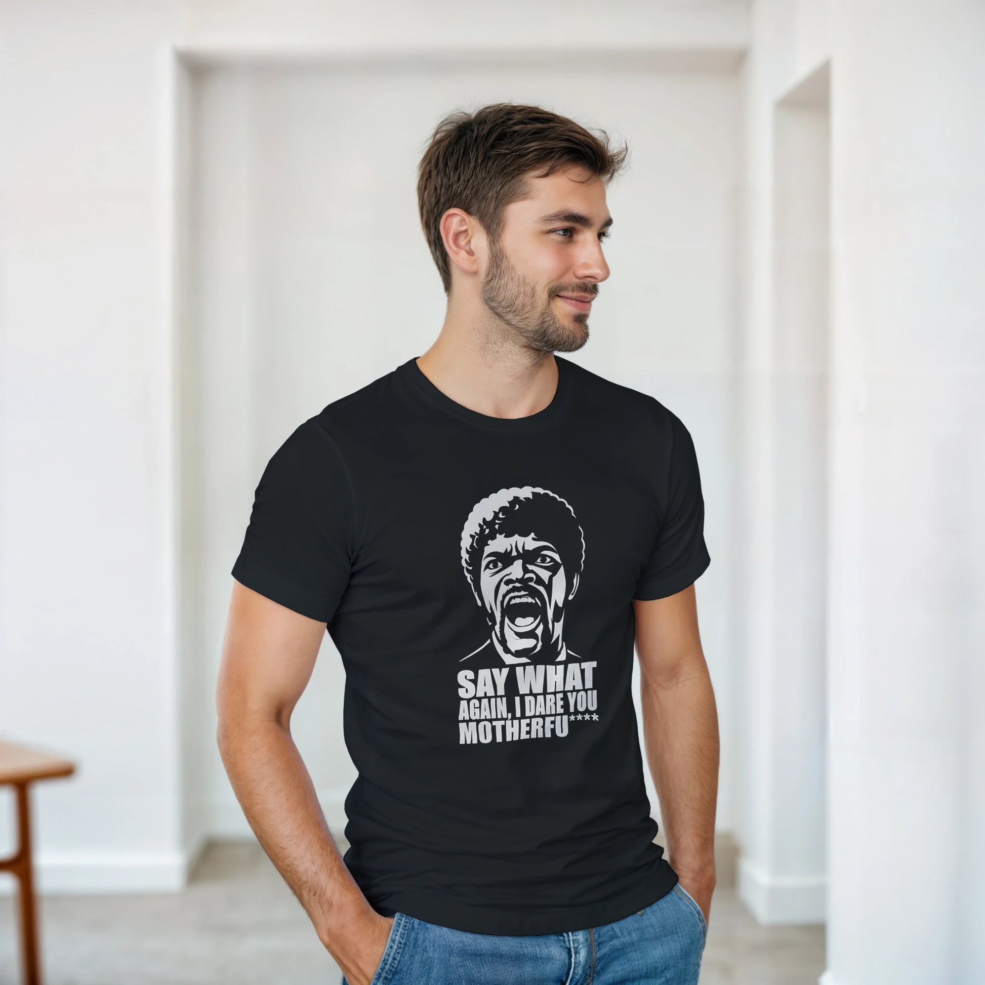 Look casual con camiseta Say WHAT?! negra inspirada en monólogos de cine – FandomFit