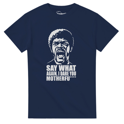 Camiseta negra Say WHAT?! de estilo cine clásico con diseño minimalista – FandomFit