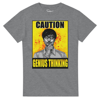 Camiseta videojuegos Caution Genius Thinking con fondo metálico y tipografía bold – FandomFit