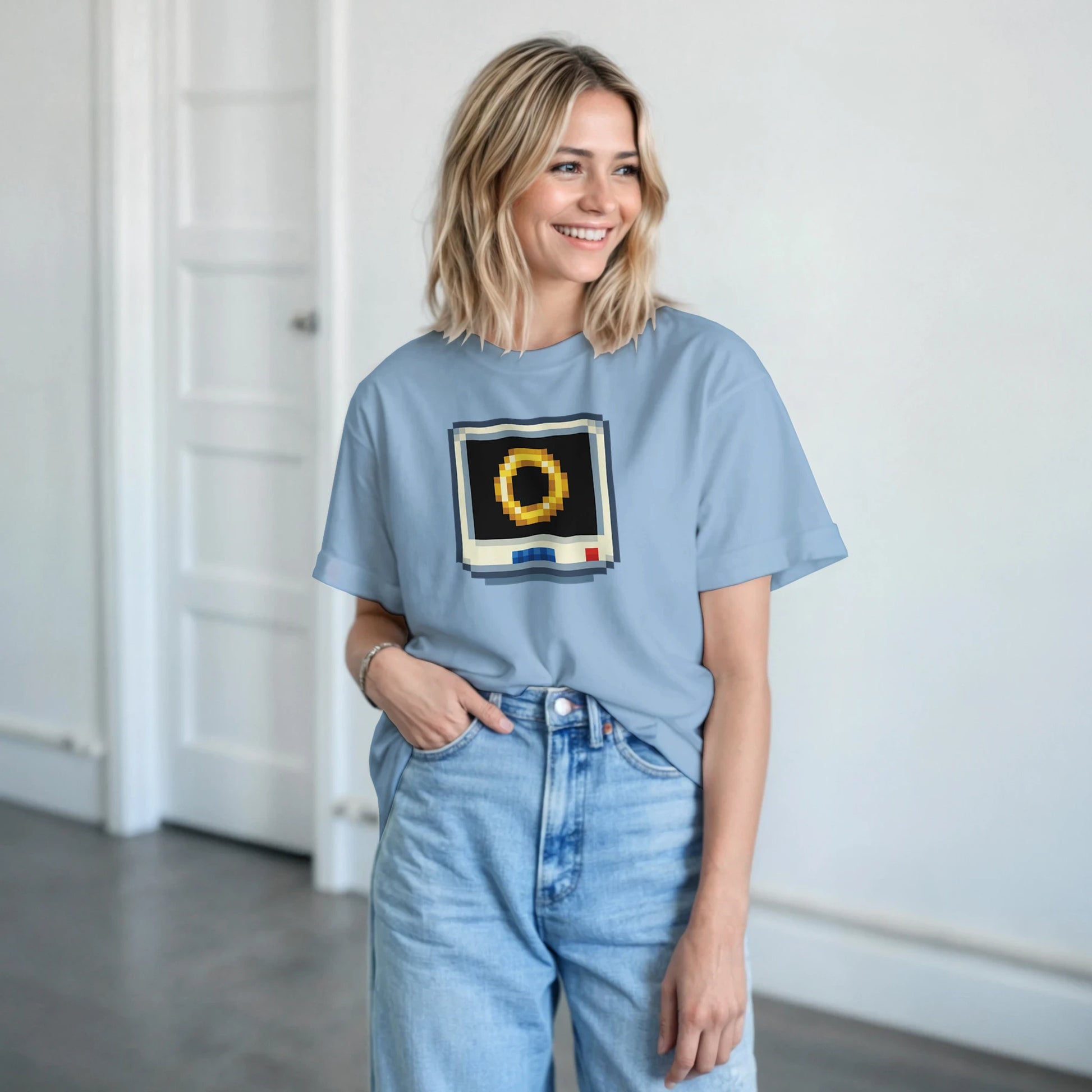 Modelo vistiendo camiseta Golden Ring de estilo pixel art 8-bit – FandomFit